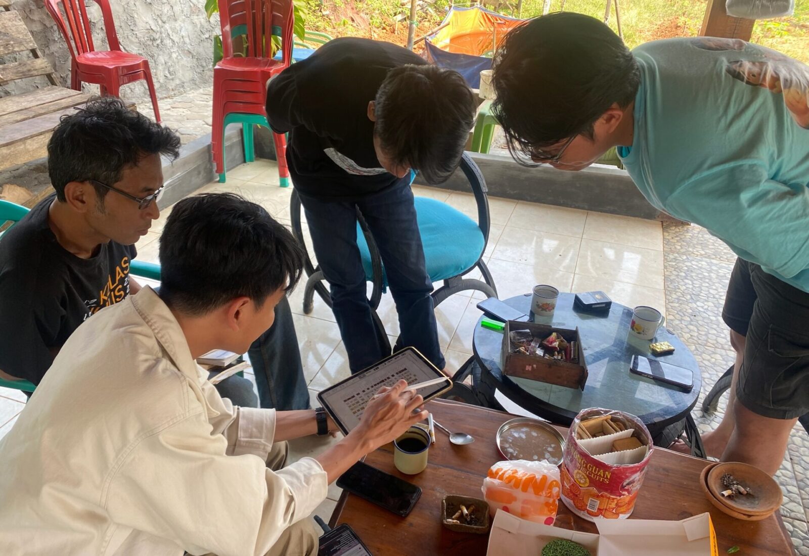 Conversation with Lampung script users, enthusiasts, and experts in a home