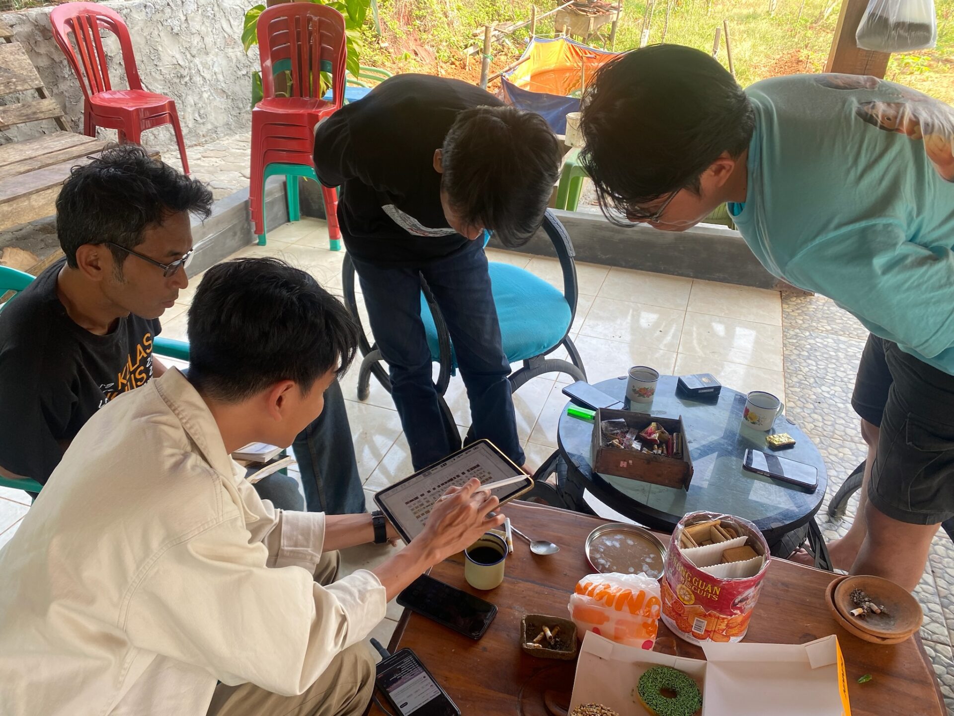 Conversation with Lampung script users, enthusiasts, and experts in a home