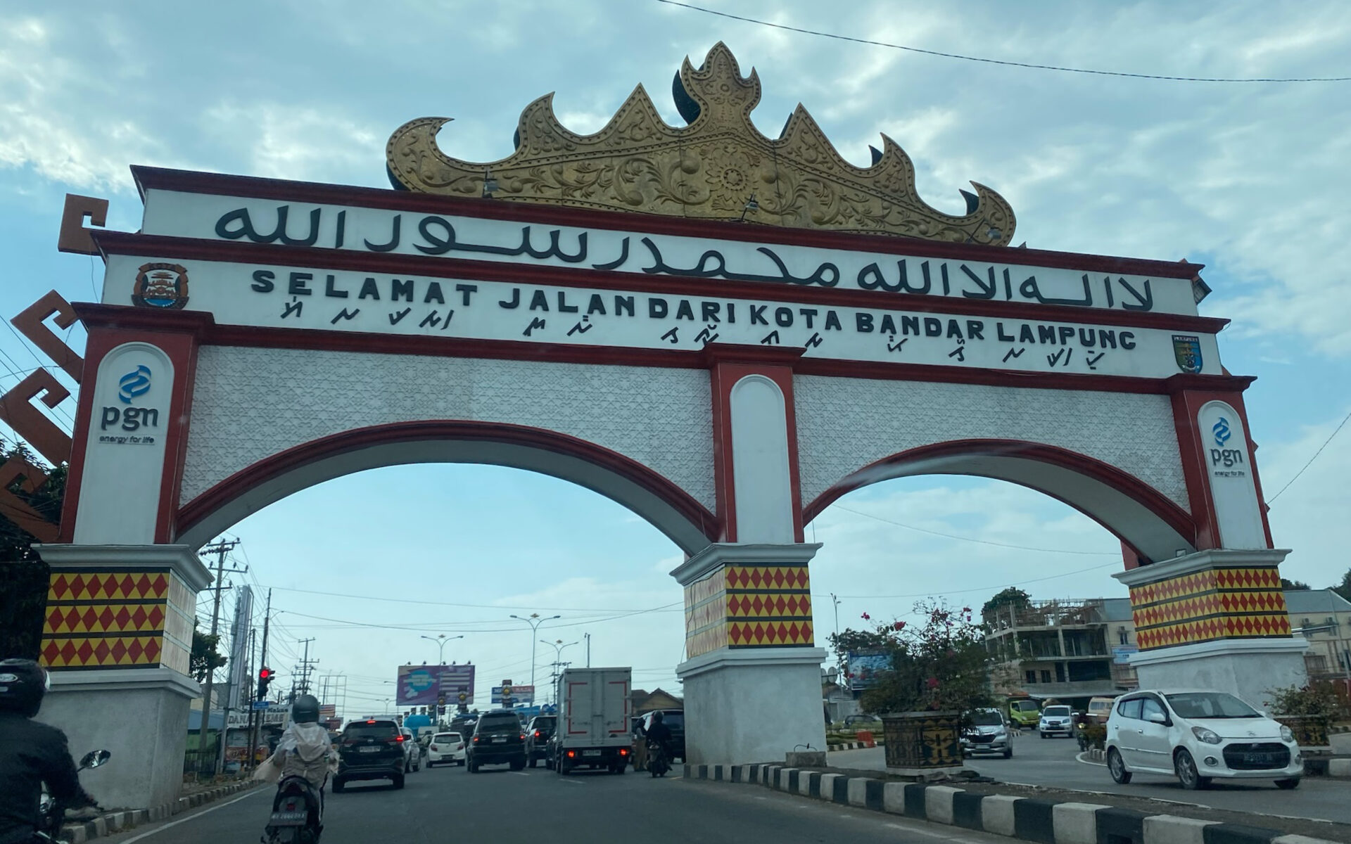 A city gate in Bandar Lampung featuring Lampung script accompanied by Latin counterpart