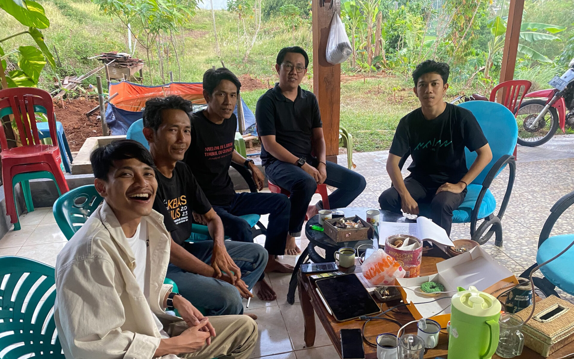 Discussion with the Lampung community at the house of Arman AZ
